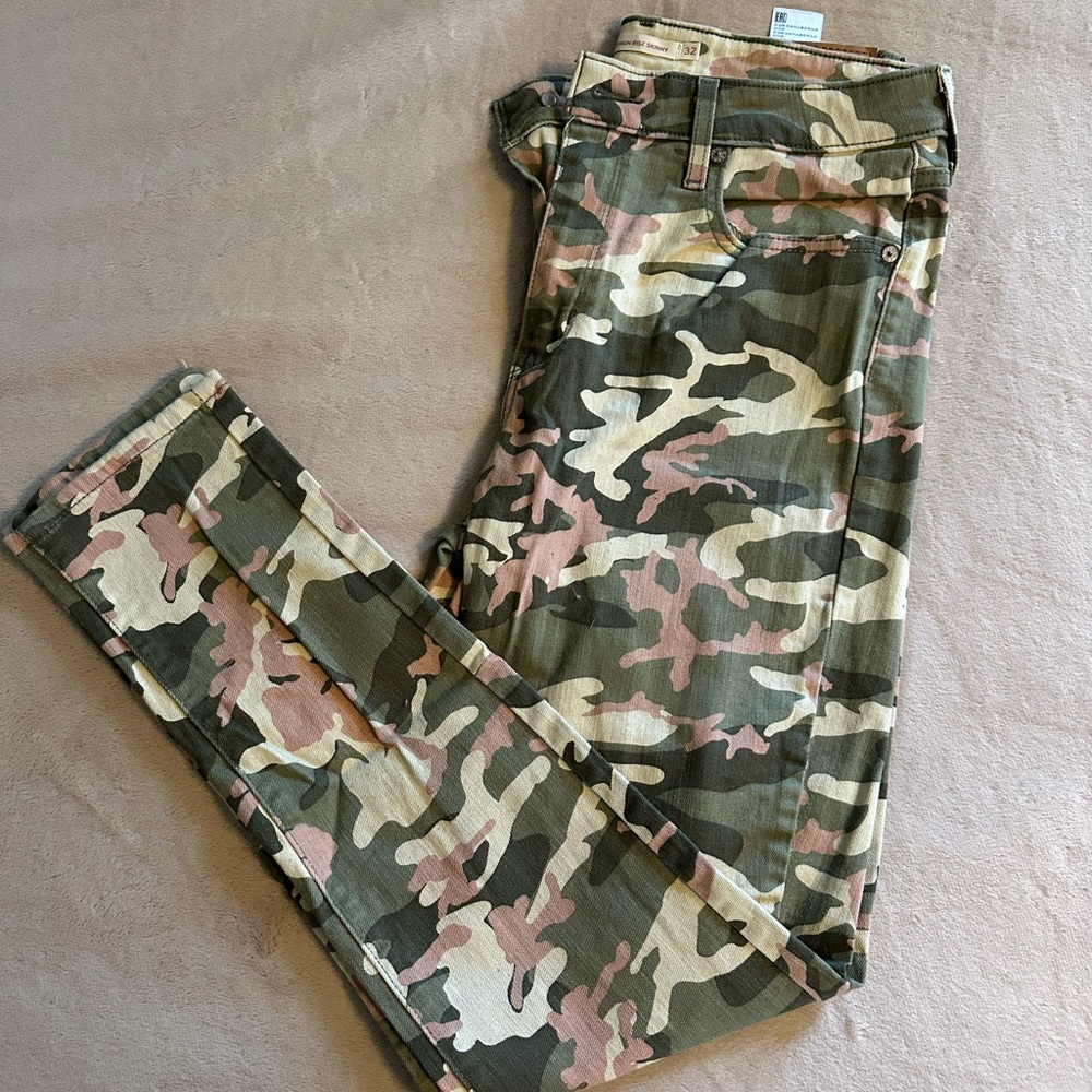 Levi’s Women’s Pink Camo Jeans